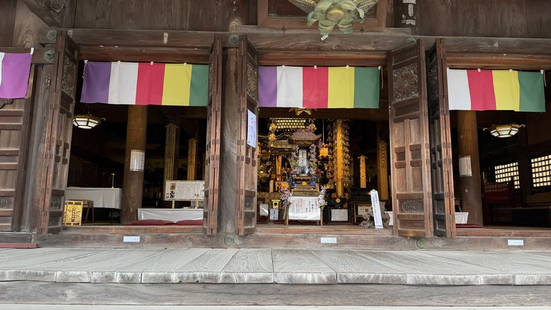 Kinomoto Jizo-in's main hall seen from an angle