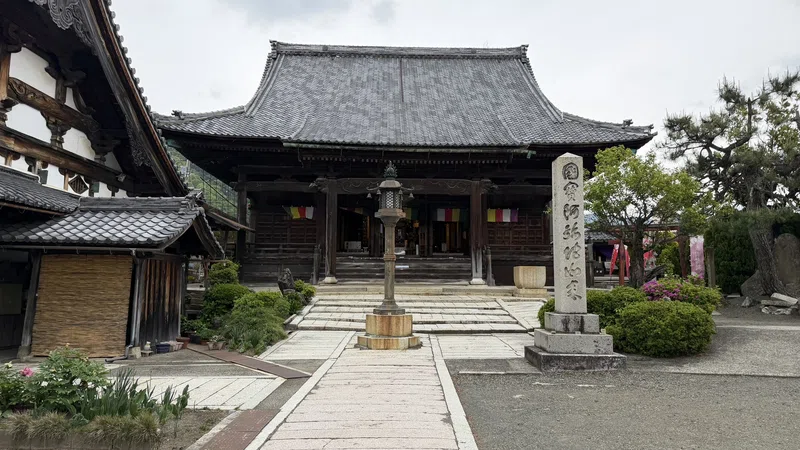 Main hall and front approach path of Kinomoto Jizo-in