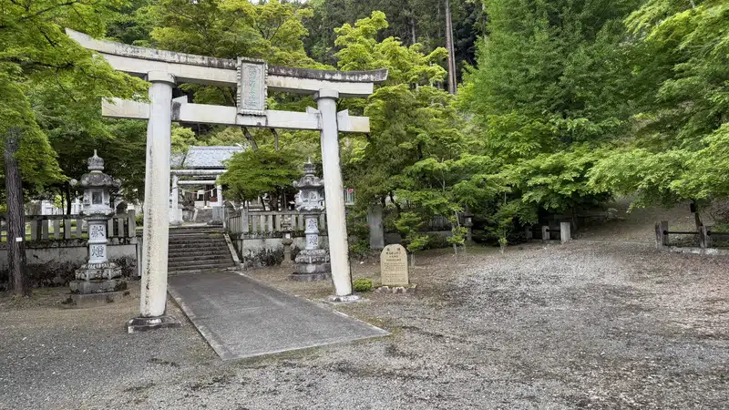 Torii gate and stone lanterns at Ohofura Shrine, facing toward the main shrine building