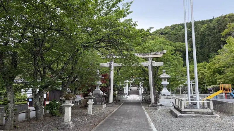 The long approach path at Ohofura Shrine