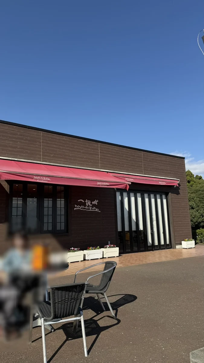 Exterior of Ichiya-jo Yoroizuka Farm with its terrace seating