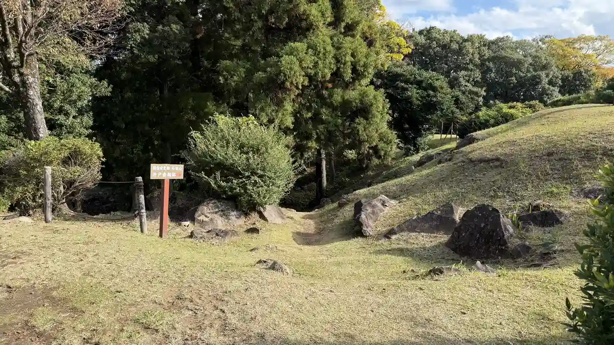 Stone walling at the entrance to Ido-kuruwa, the well enclosure