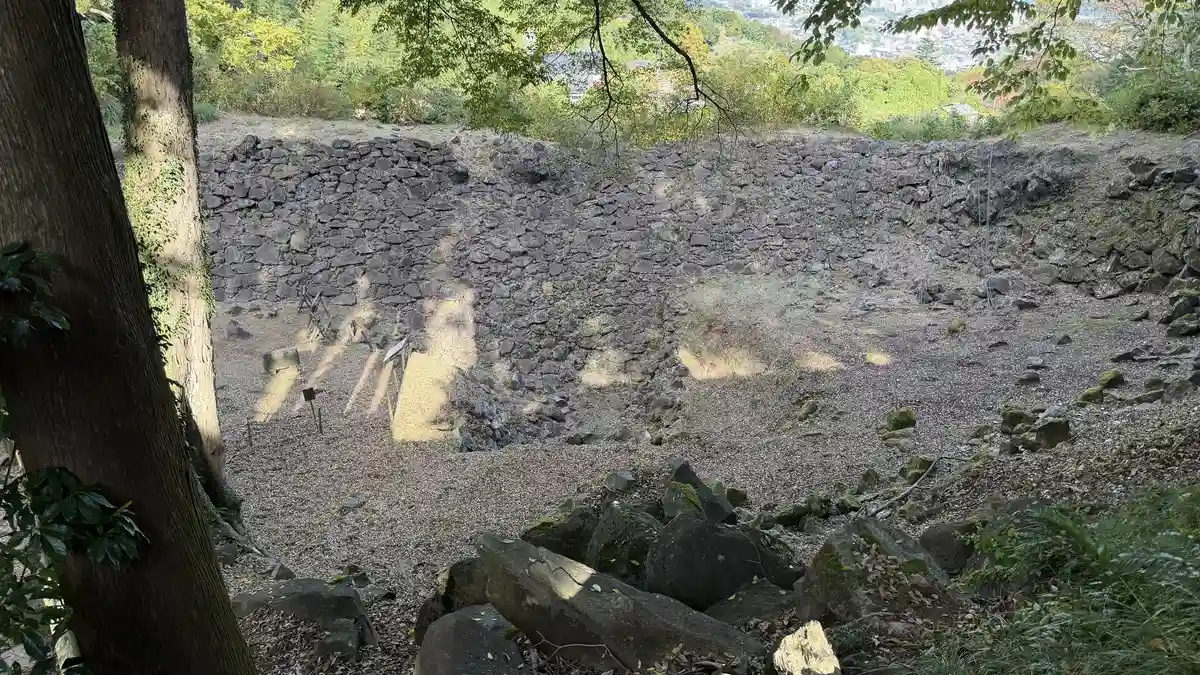 Stone walling seen from the upper rim of the well enclosure