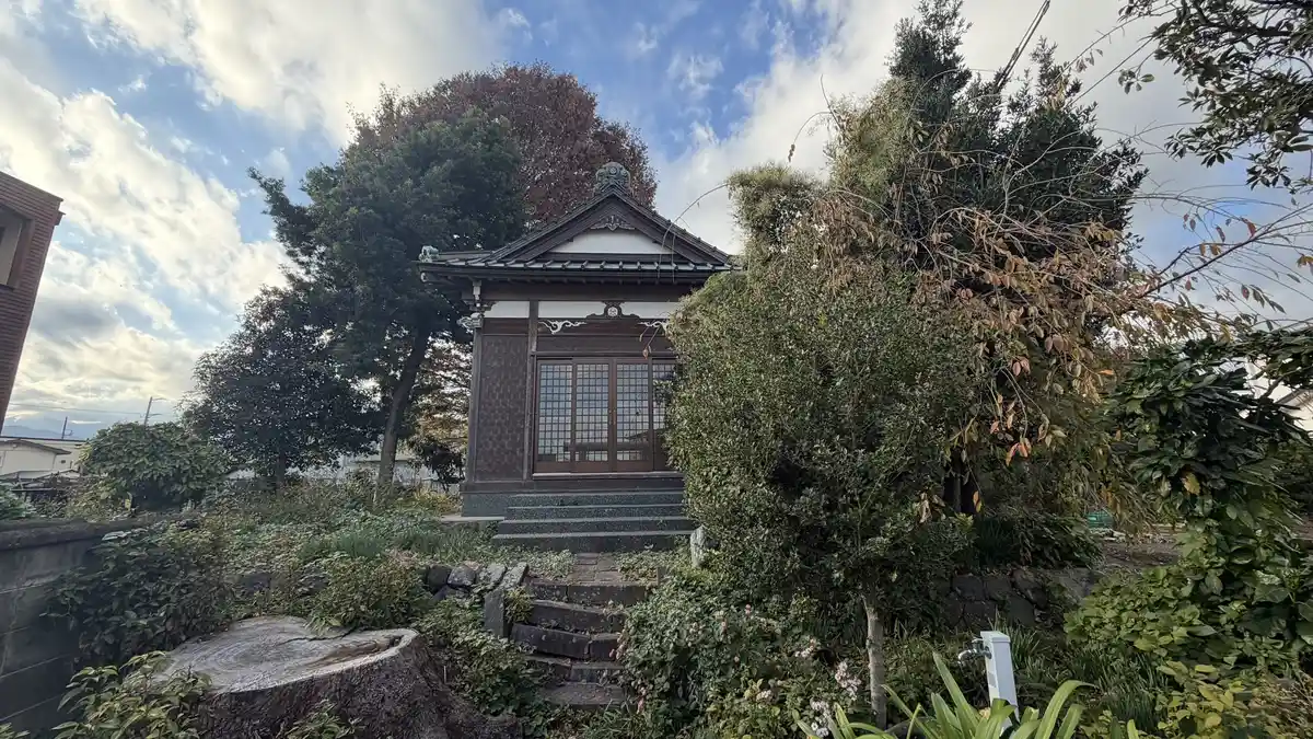 木立に囲まれて建つ東照宮の小さな社殿