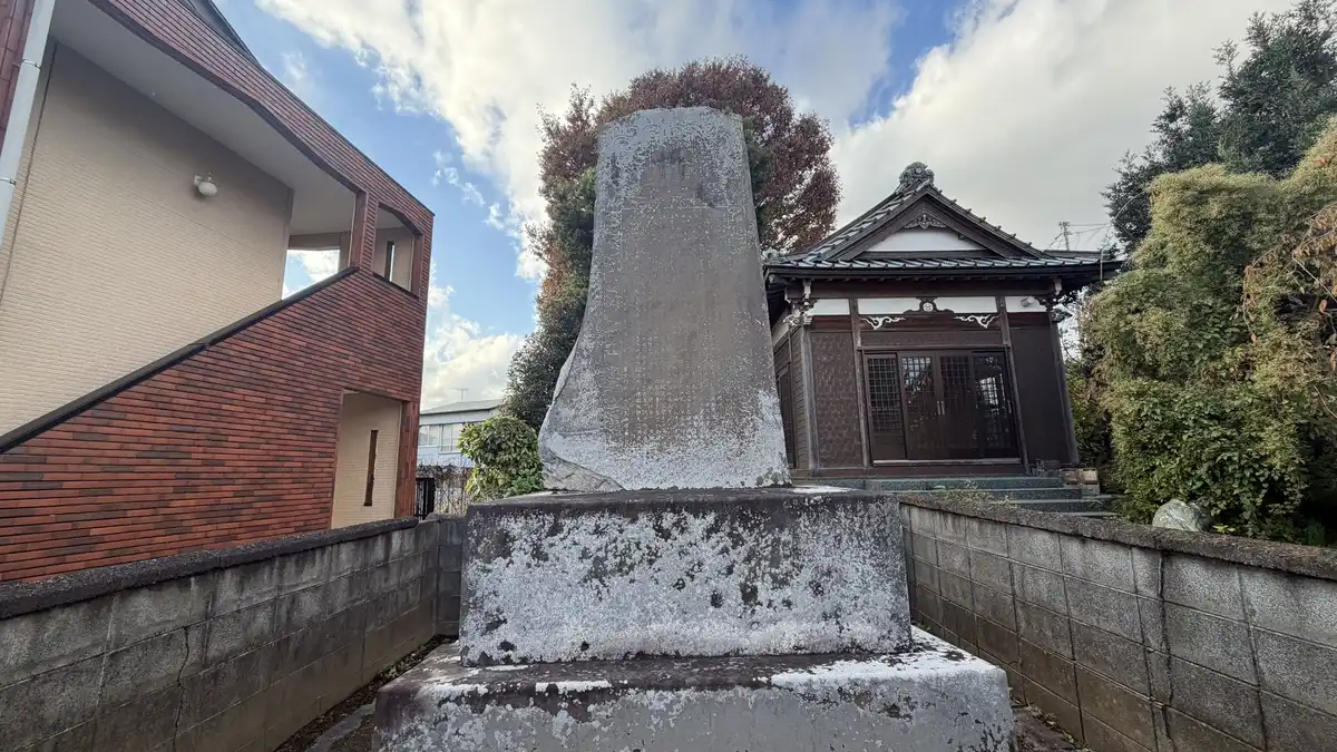 東照宮の境内に立つ、自然石を用いた徳川家康陣地跡の碑