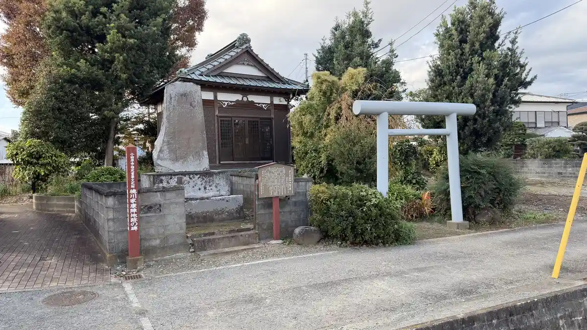 道路から見た東照宮の境内。左に徳川家康陣地跡の碑、中央に社殿、右に鳥居が並ぶ