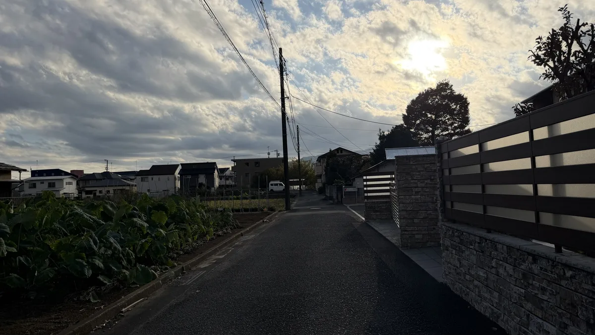 夕方の住宅街を通り境内へ続く細い道