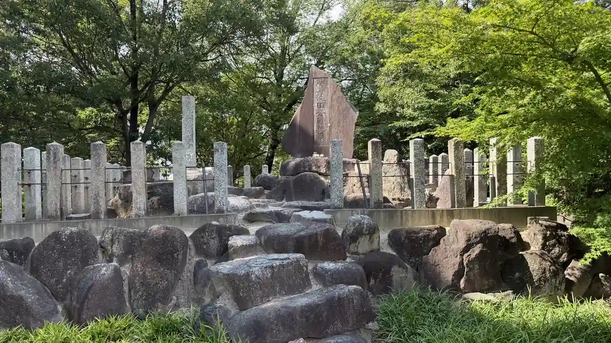 Shonyuzuka mound enclosed by stonework and a stone fence