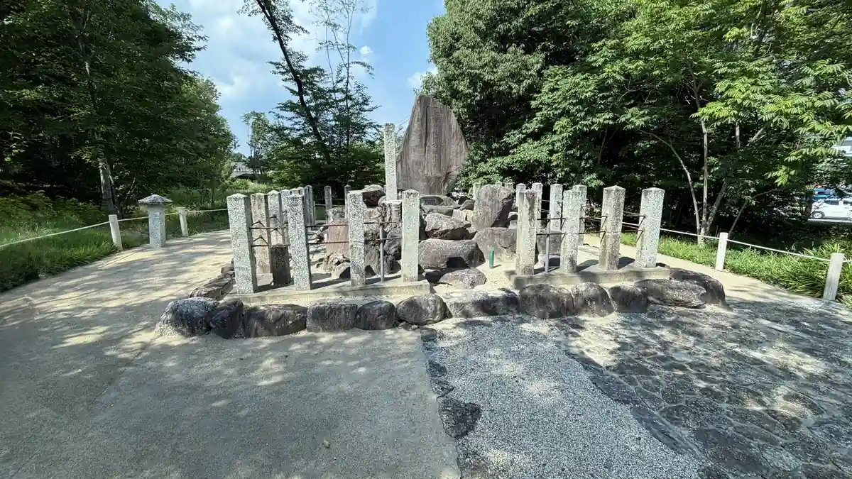 Shokurozuka mound with a stone monument and stone fence