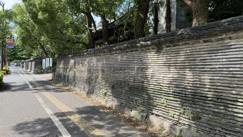 Stonework and wall along the eastern edge of the Zojoji precinct