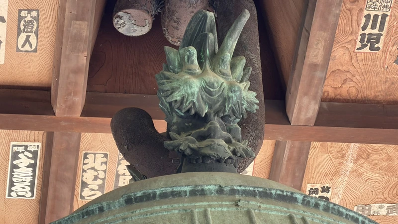 Dragon-shaped ryuzu suspension loop above the big bell