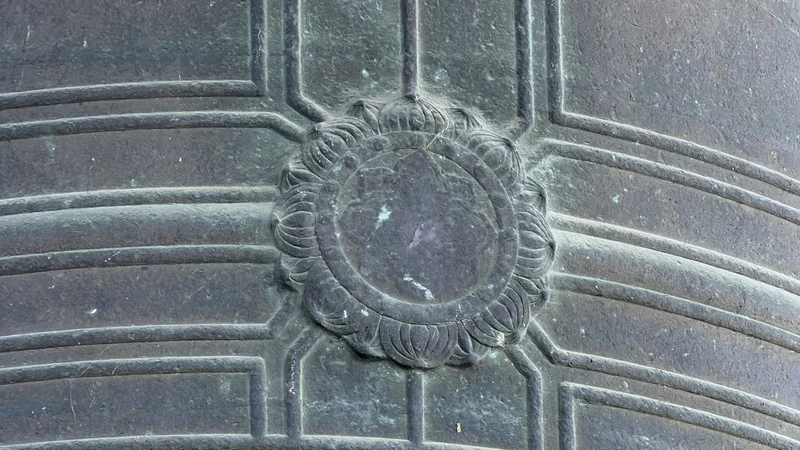 Aoi crest and inscriptions on the big bell