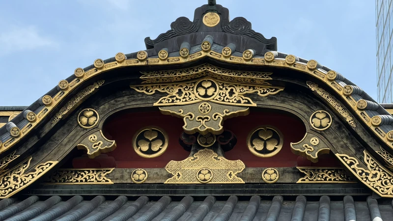 Aoi crest on the former Taitokuin gate
