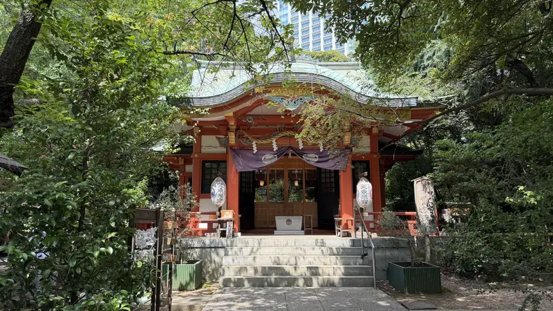 Front view of the worship hall at Shiba Toshogu Shrine