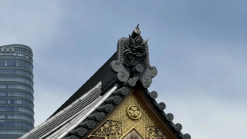 Aoi crest on the roof of Ankokuden