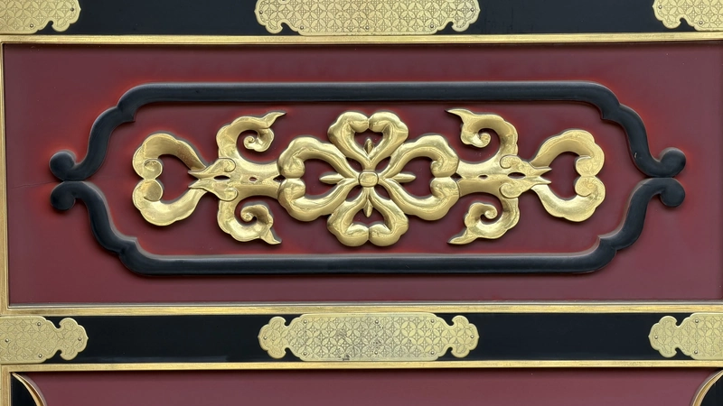 Aoi crest detail on the Yushoin Nitenmon Gate