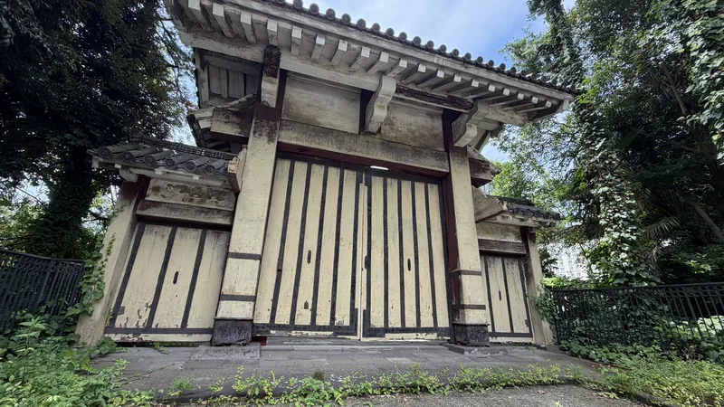 Another view of Onarimon Gate