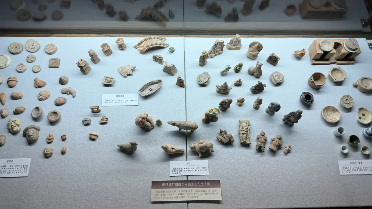 Clay figurines and miniature-garden pieces excavated from the Itami town site