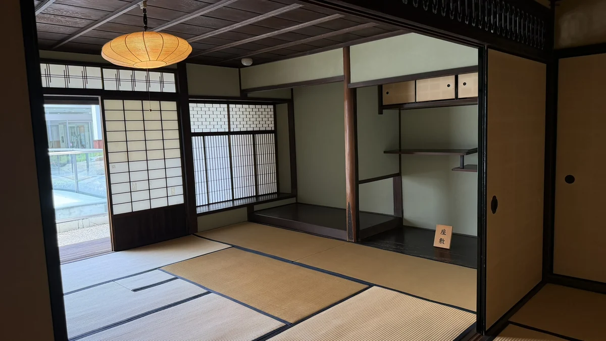 Reception room of the former Ishibashi residence with alcove and staggered shelves