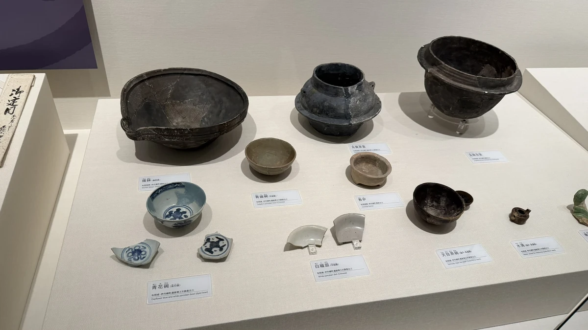 Grinding bowls, jars and dishes excavated from the Arioka Castle site