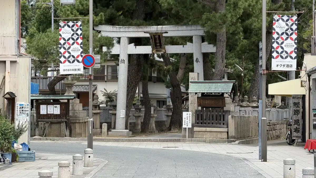 Torii gate to Inano Shrine seen from Miyanomae Street
