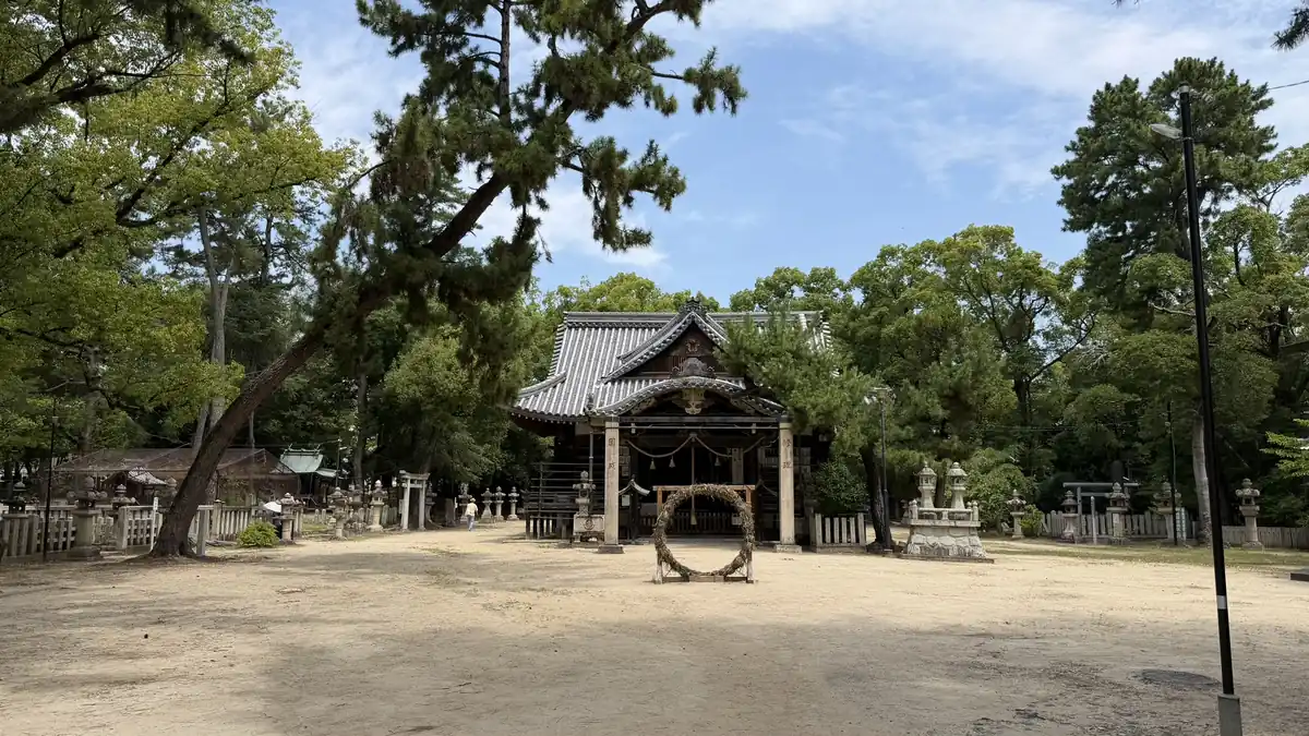 Front view of the worship hall of Inano Shrine with a chinowa ring of reeds