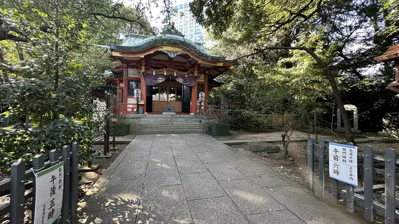 Shiba Toshogu worship hall facing an approach lined with stone lanterns
