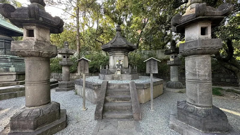 Joint tomb monument of Tokugawa Hidetada and Lady Go (Sugen'in)