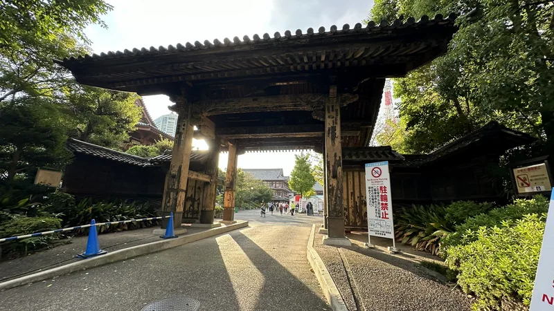 Kuromon viewed from inside the precinct