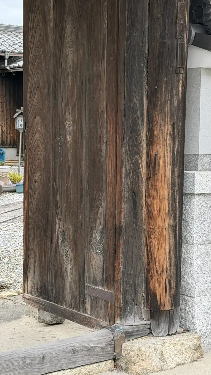光澤寺山門の古い木柱と足元
