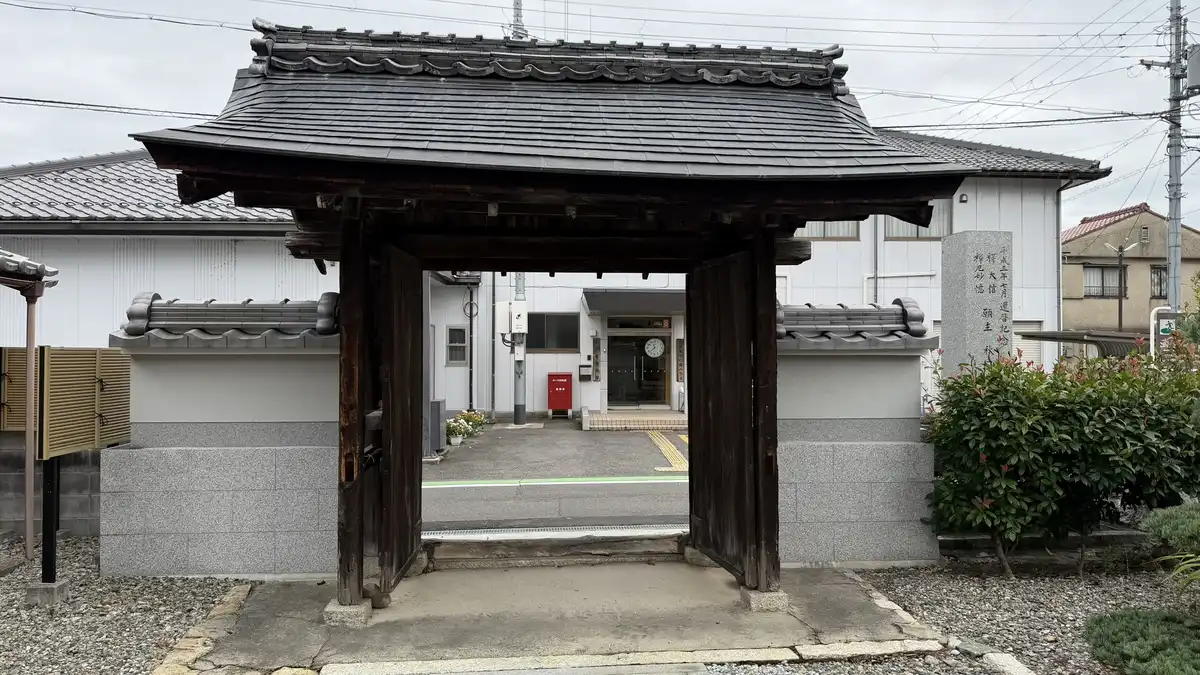境内側から見た光澤寺の木造山門
