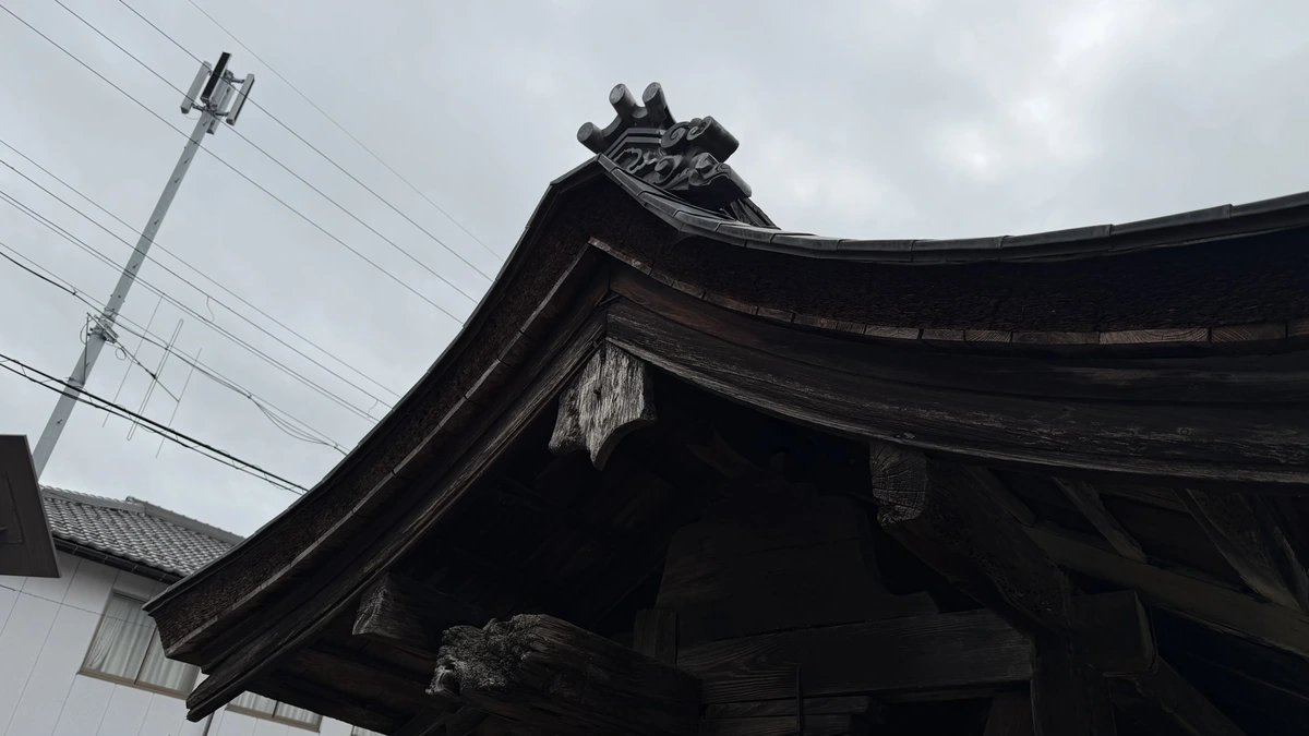 光澤寺山門の屋根と鬼瓦