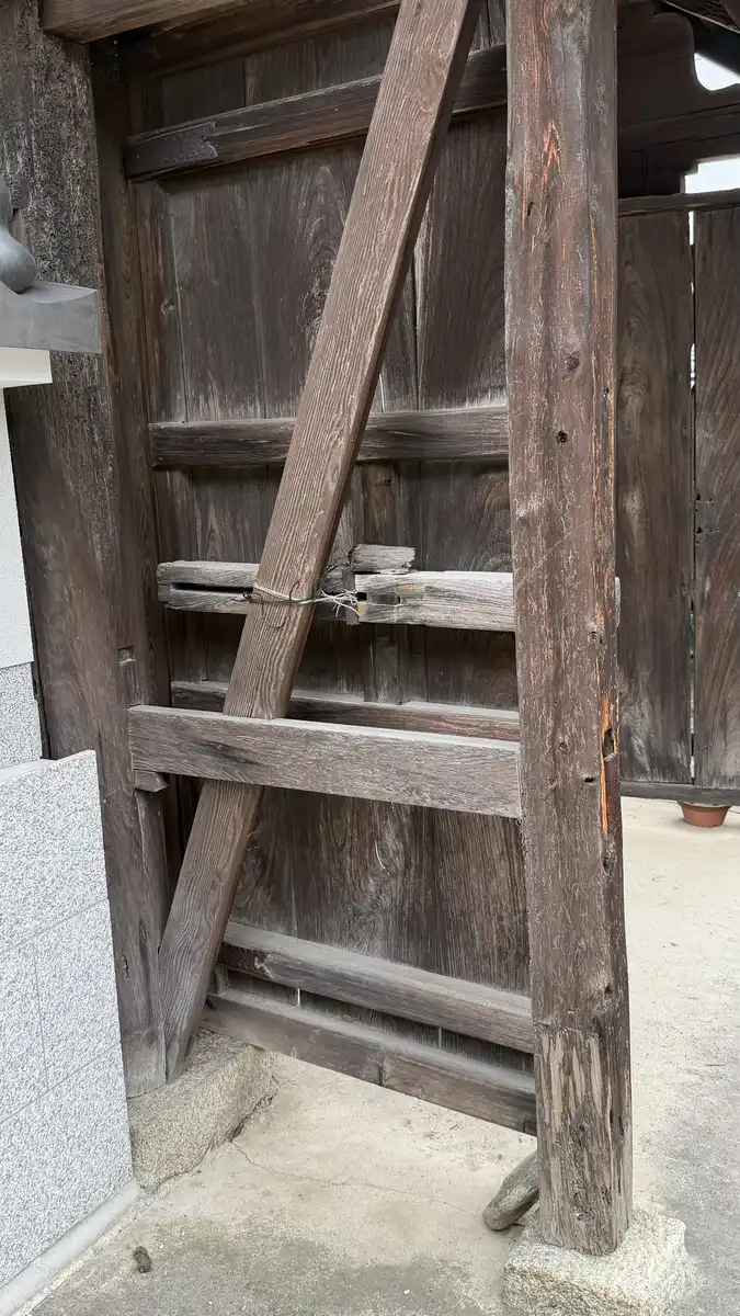 光澤寺山門の木柱と斜めに渡された材