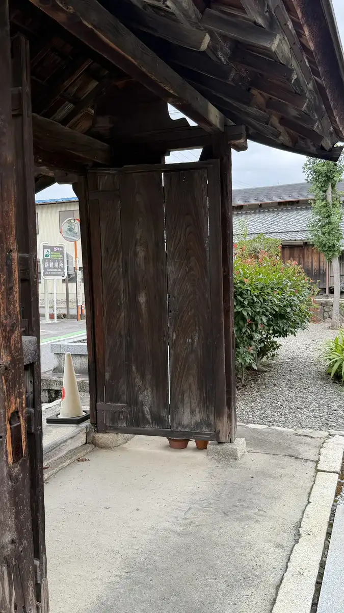 光澤寺山門の柱と通り抜ける開口部