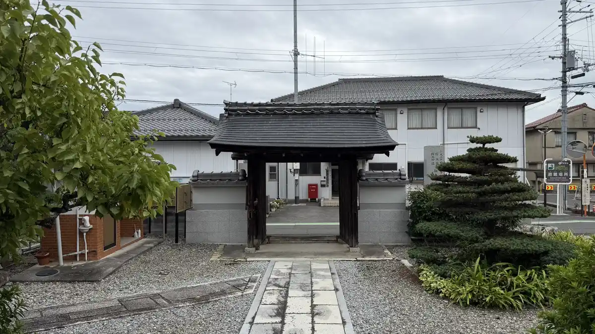 石敷きの参道の先に立つ光澤寺山門