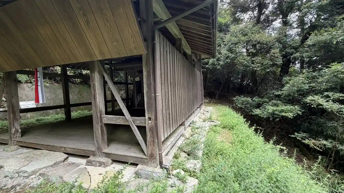 木造覆屋を裏側から見た様子。石を基礎に用いた建物の構造がわかります。