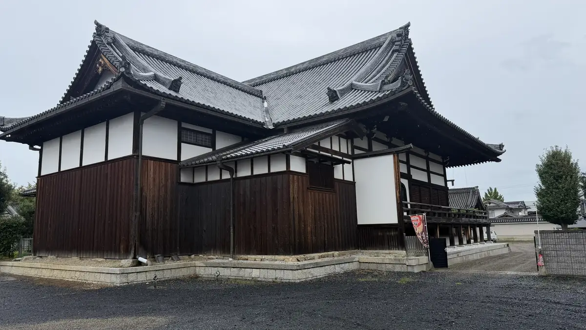 西光寺の境内入口付近に建つ和風の建物