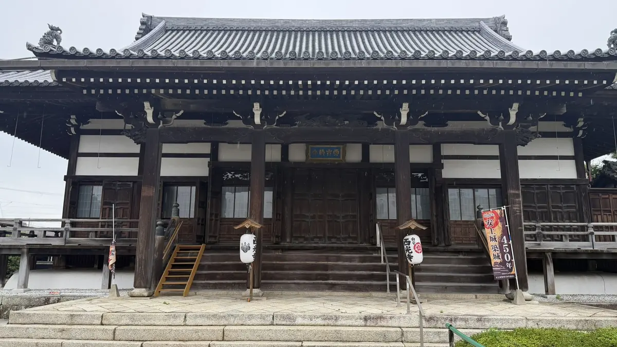 西光寺の本堂正面と木の扉