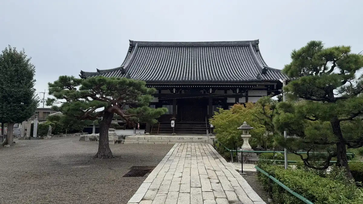 石畳の参道の先に建つ西光寺本堂