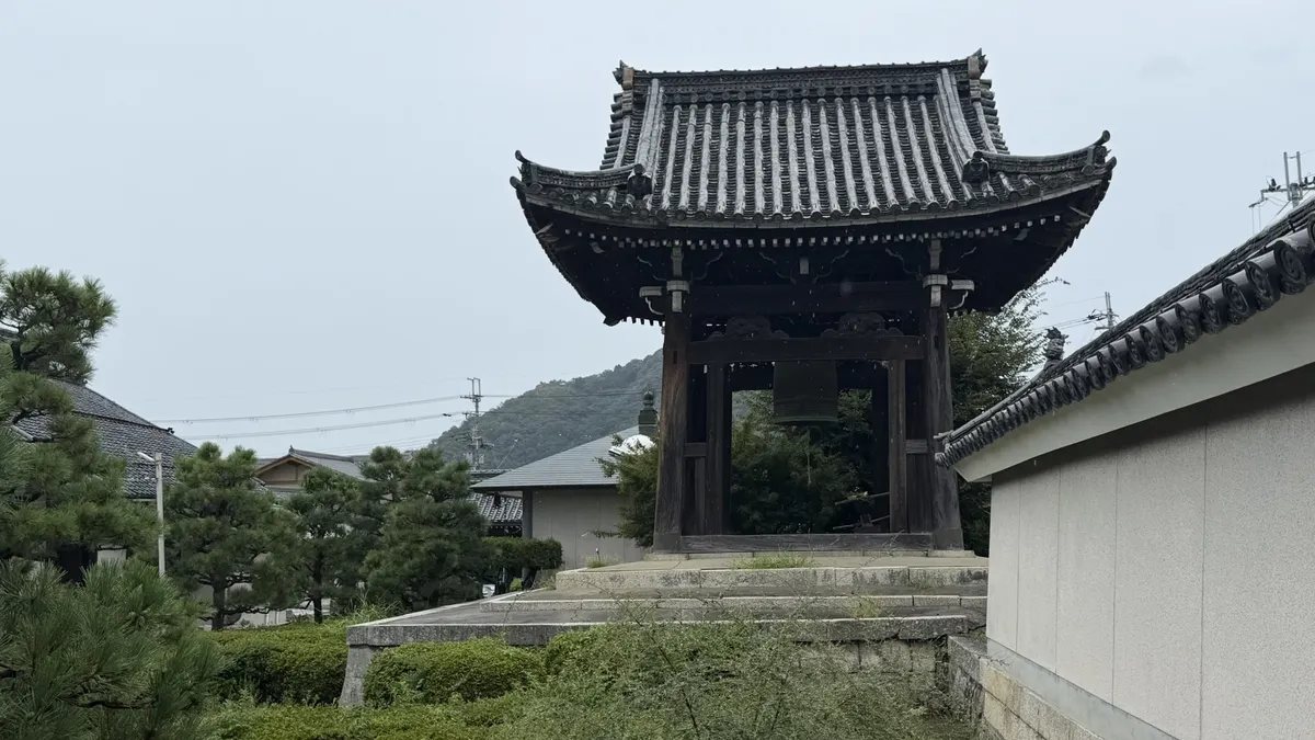 西光寺境内の鐘楼を正面から見る