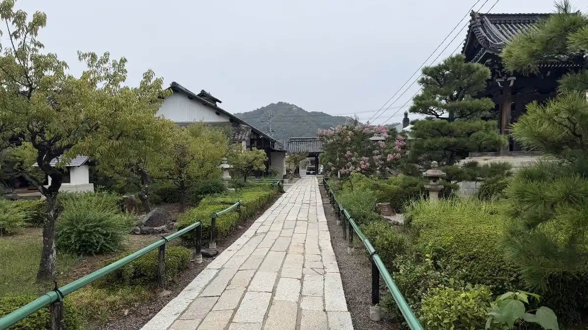西光寺境内の庭を通る石畳の道