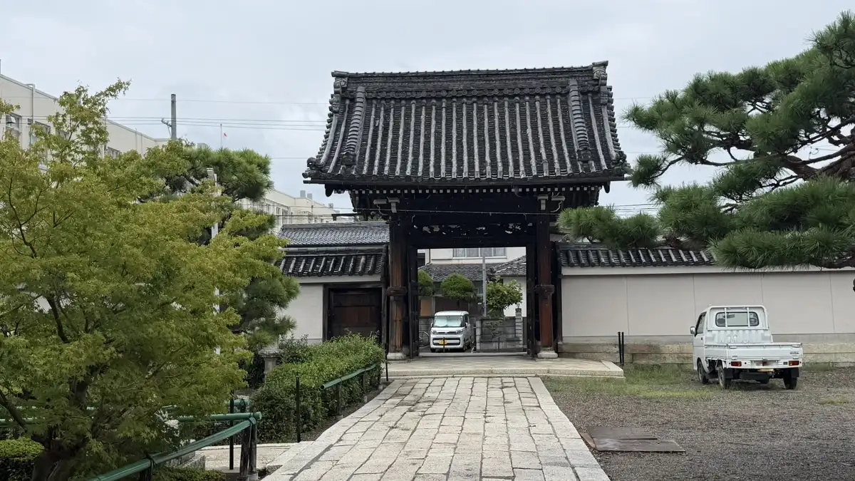 西光寺の山門へ続く石畳の参道