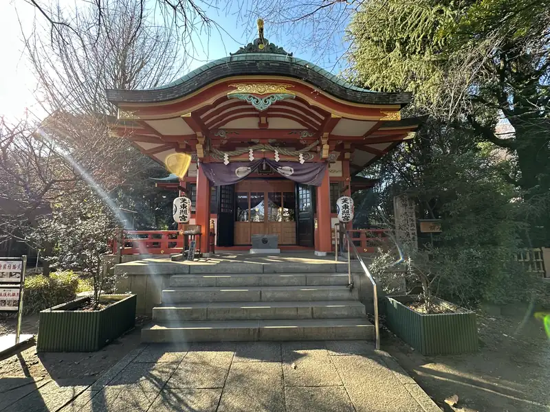 Front of the Shiba Toshogu worship hall in winter sunshine