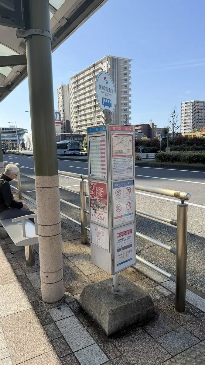 A bus route information board fixed to a pillar at the south exit of Higashi-Shizuoka Station