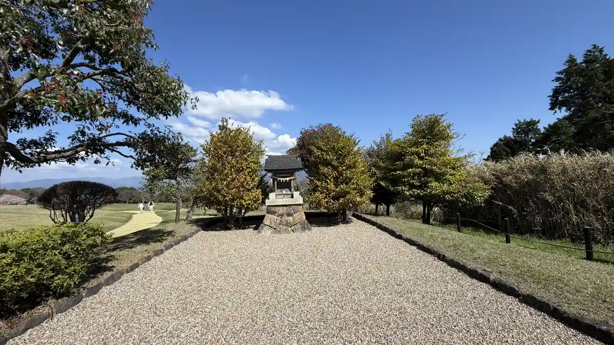 A gravel path across the Nihondaira Hotel lawn garden leading to the Nihondaira Hotel Toshogu shrine