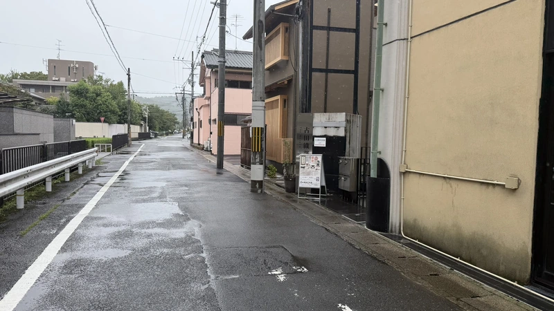 脇道沿いに見える古田織部美術館の入口と企画展看板