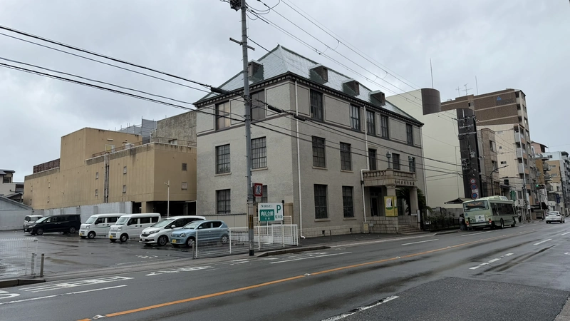 京都市考古資料館の外観。レンガ色の細長い窓が並ぶ近代建築