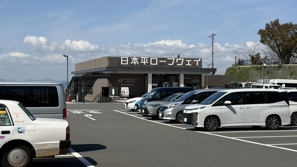 The entrance of the Nihondaira Ropeway station building seen from the car park
