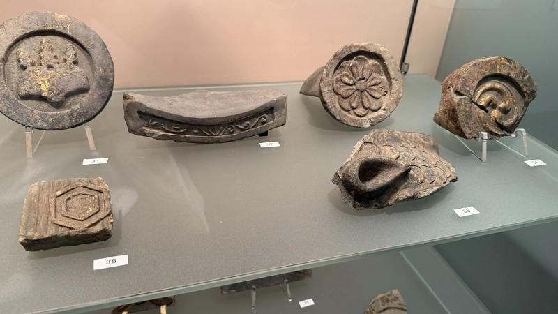 聚楽第跡から出土した軒丸瓦・軒平瓦・鯱瓦などの展示