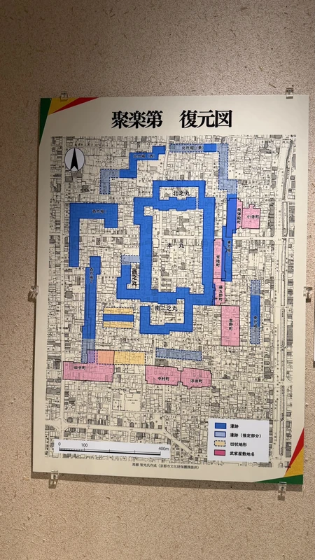 聚楽第復元図の展示パネル。本丸や濠の位置が色分けされている